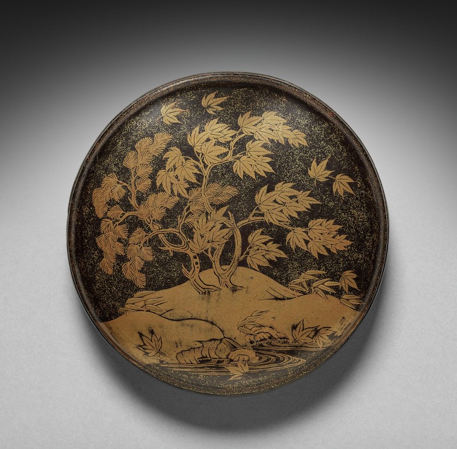 佚名，《枫树秋雨纹镜盒（盖）》，1400s，木胎漆器莳绘。克利夫兰艺术博物馆藏，1965.34.b，公有领域（CC0）。